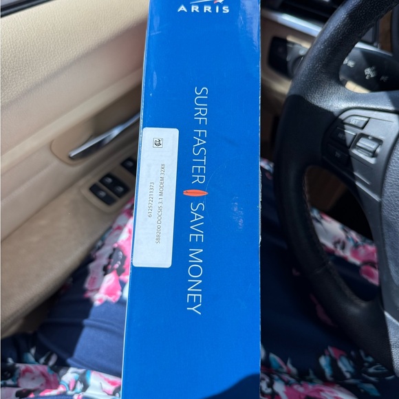 SURFboard SB8200 White Cable Modem - Picture 6 of 7